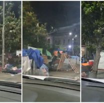 "Llena de carpas": as&iacute; amaneci&oacute; la Plaza Belgrano en San Salvador