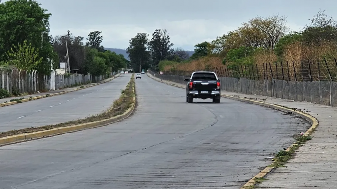 Oscuridad mortal: vecinos de Perico claman por iluminación en avenida clave