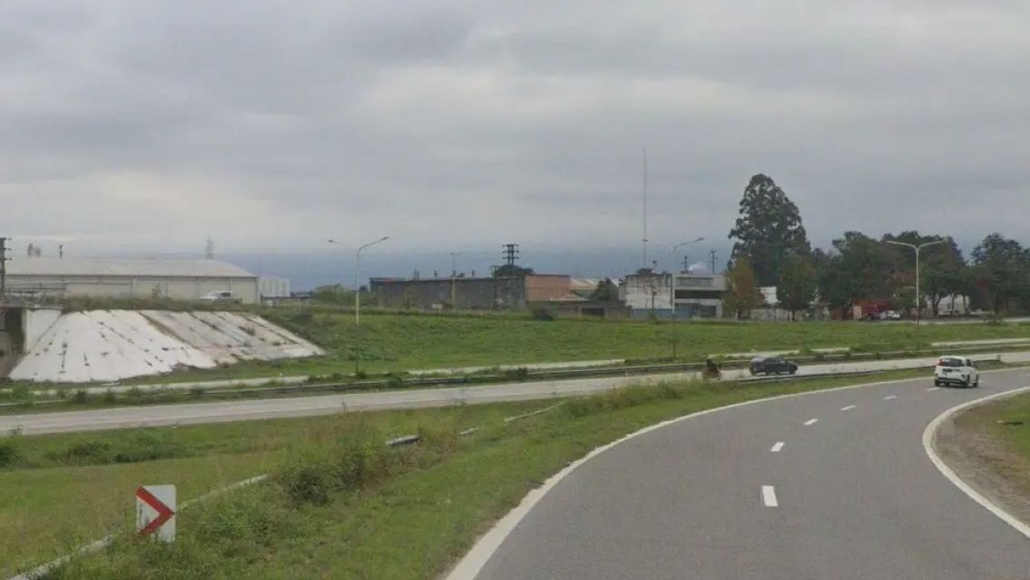 [TRAGEDIA] Iba en la moto con sus dos hijitos y un auto los choc�: muri� el nene