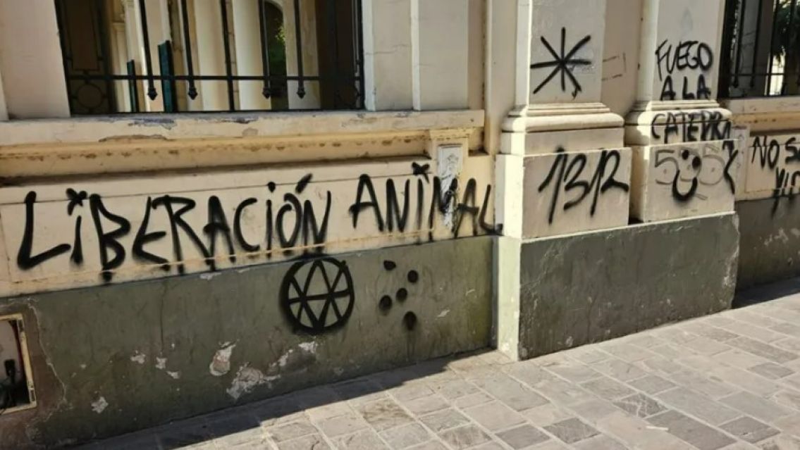 Intensa búsqueda de las personas que vandalizaron la Catedral de Jujuy