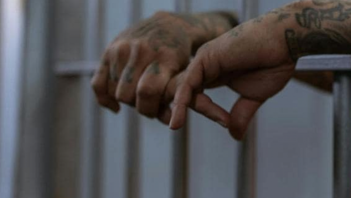 Norte�o se cosi� la boca con un alambre para exigir su libertad