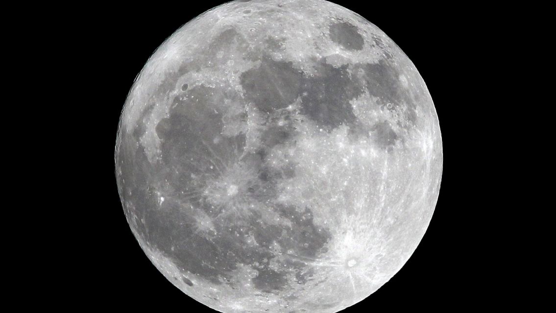 Hoy hay Luna llena: �cu�ndo conviene cortarse el pelo seg�n las fases lunares?