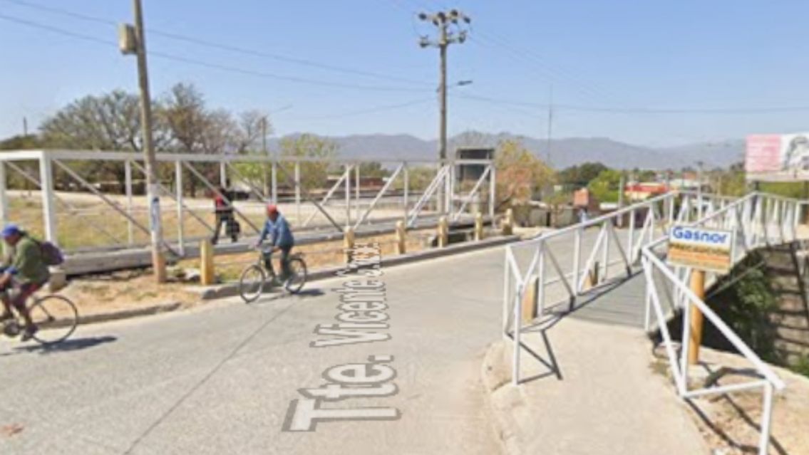 Quiso cruzar el puente y aparecieron cuatro monstruos: arruinaron su vida