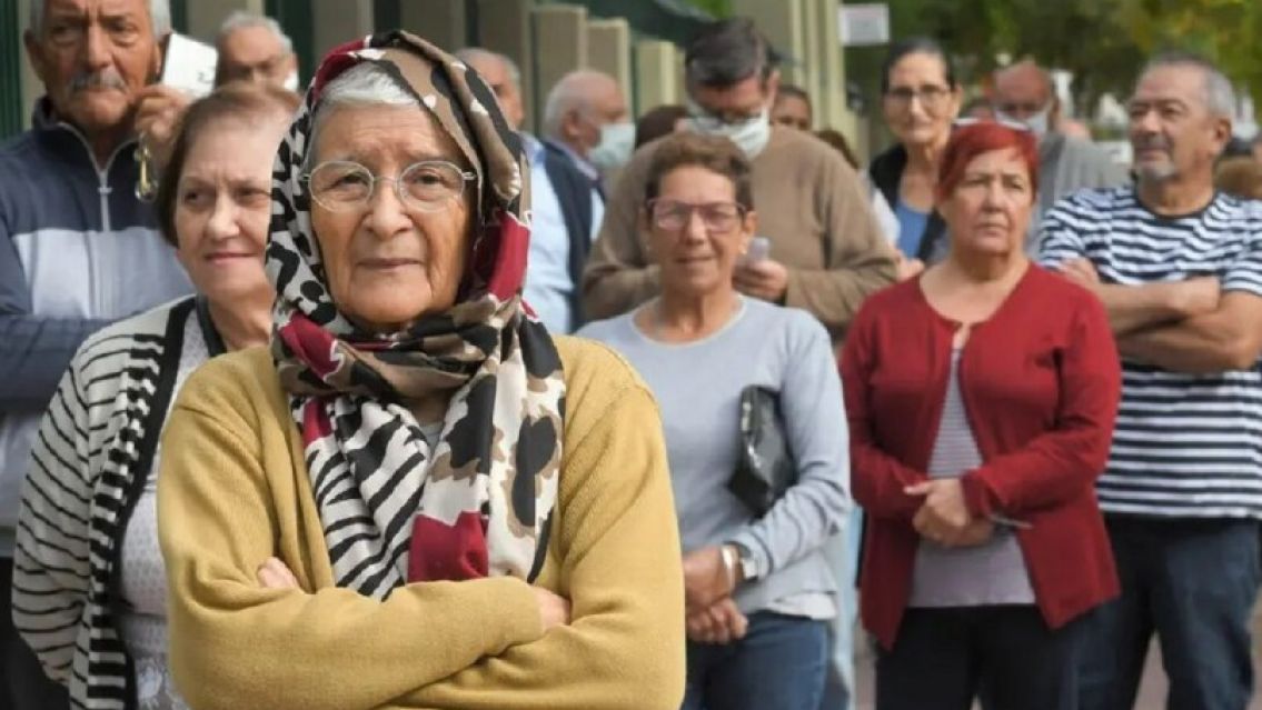 El gobierno adelantó que aumentará la edad jubilatoria en Argentina: ¿Desde cuándo?