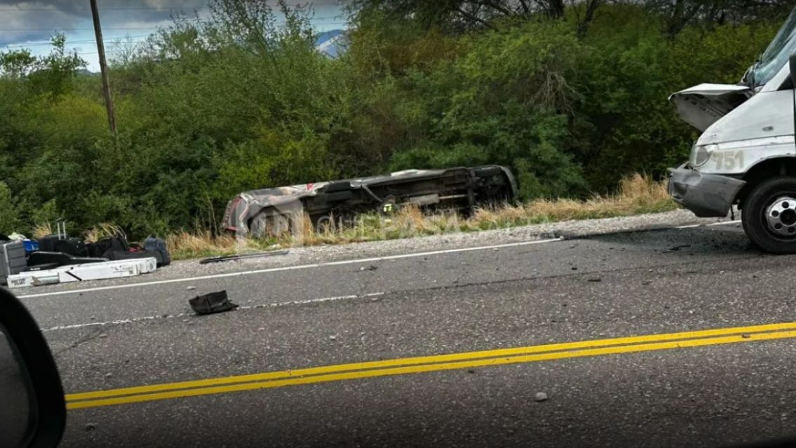 Volcó un colectivo tras chocar con un camión a metros del peaje Cabeza de Buey