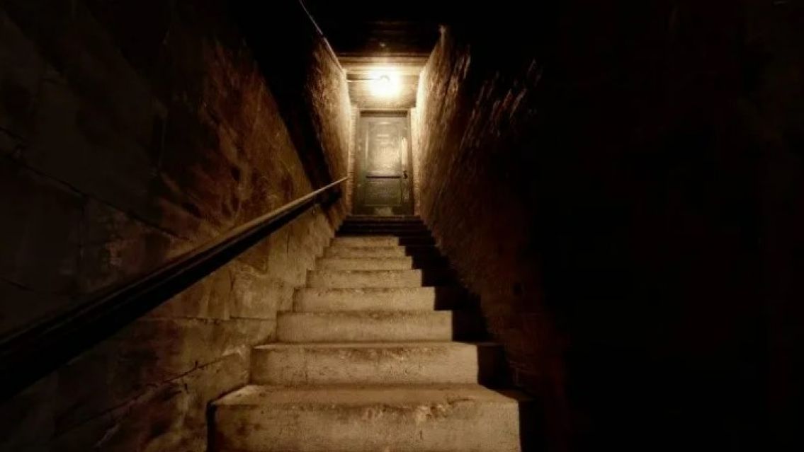 Hacía arreglos en el sótano y encontró algo que lo dejó temblando