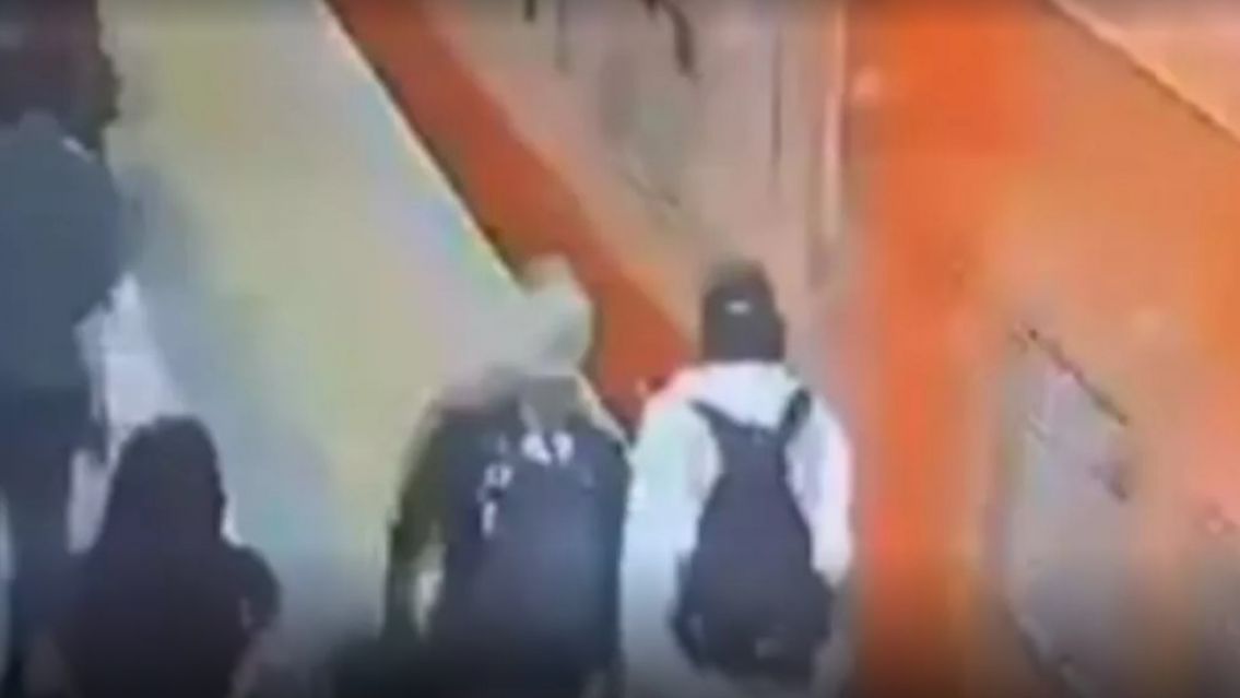 Chorro tir� a una joven al vac�o para robarle el celular: todos a los gritos