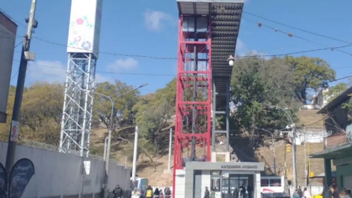 Mujer se pas� de alcohol y se desmay� cerca del Ascensor Urbano: qued� internada