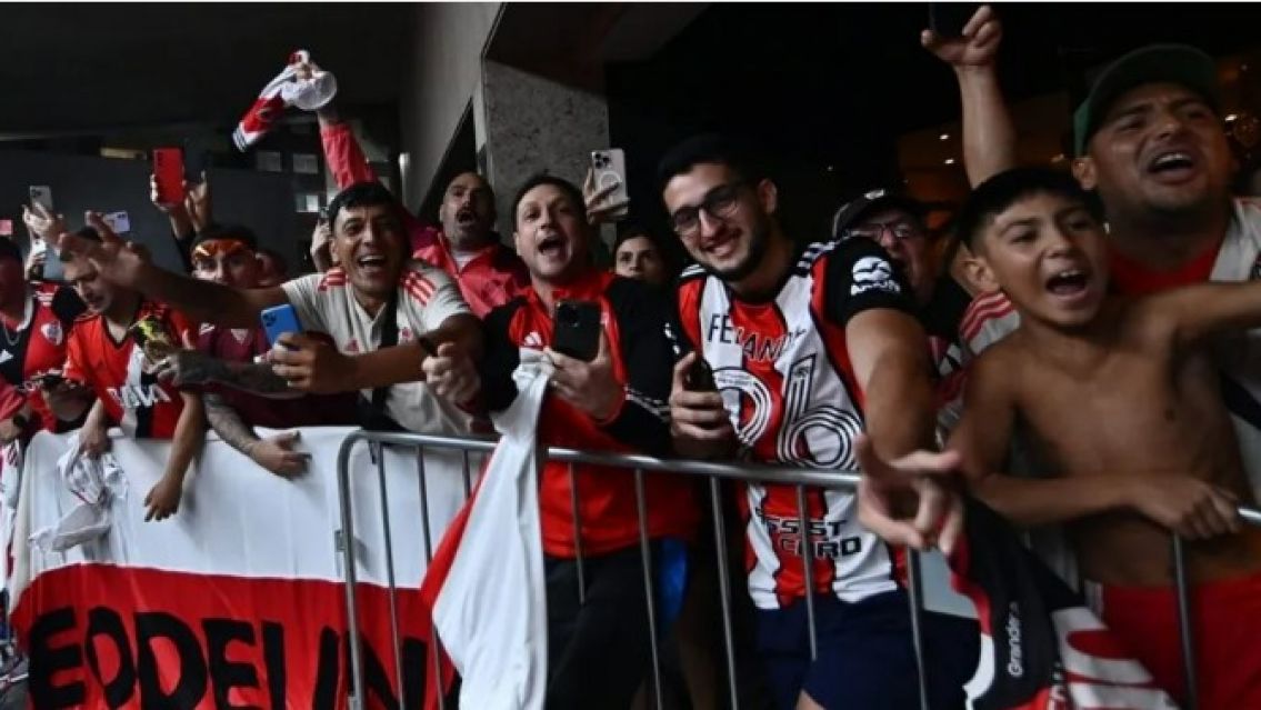 Multitudinario recibimiento de River en Brasil