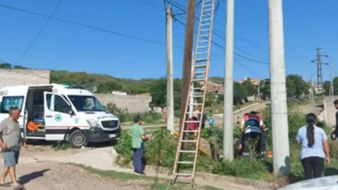 Se electrocutaron dos trabajadores en un barrio de Jujuy: uno está en estado crítico