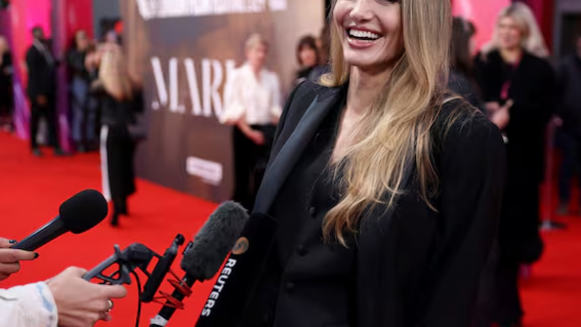 Angelina Jolie rehace su vida amorosa con un m�sico 9 a�os menor