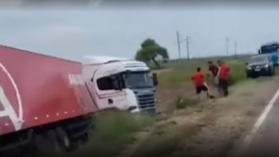 Cami�n choc� de frente contra un auto en ruta 34: hay un muerto