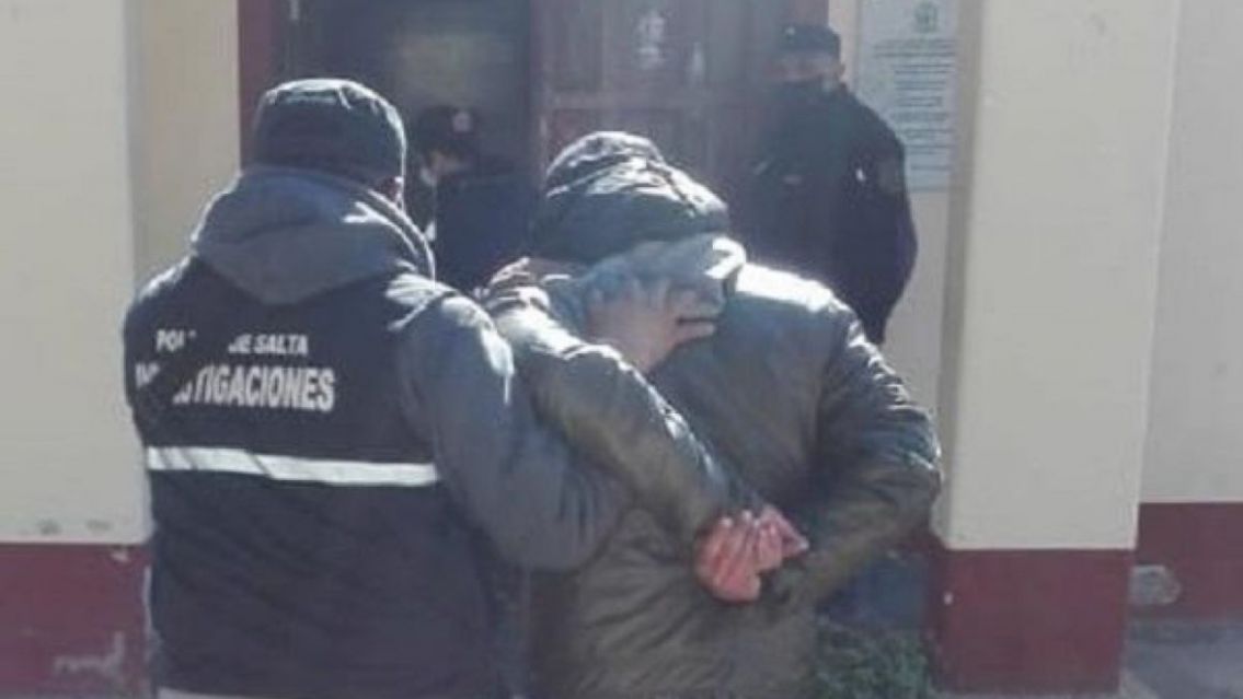 Quedó en shock cuándo vio salir a su ex de unos arbustos: terminó detenido