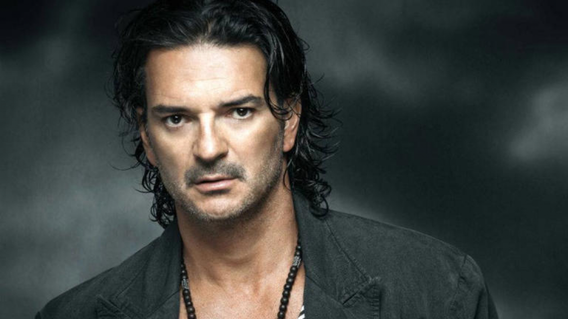 Preocupa el cantante Ricardo Arjona, "en silla de ruedas"