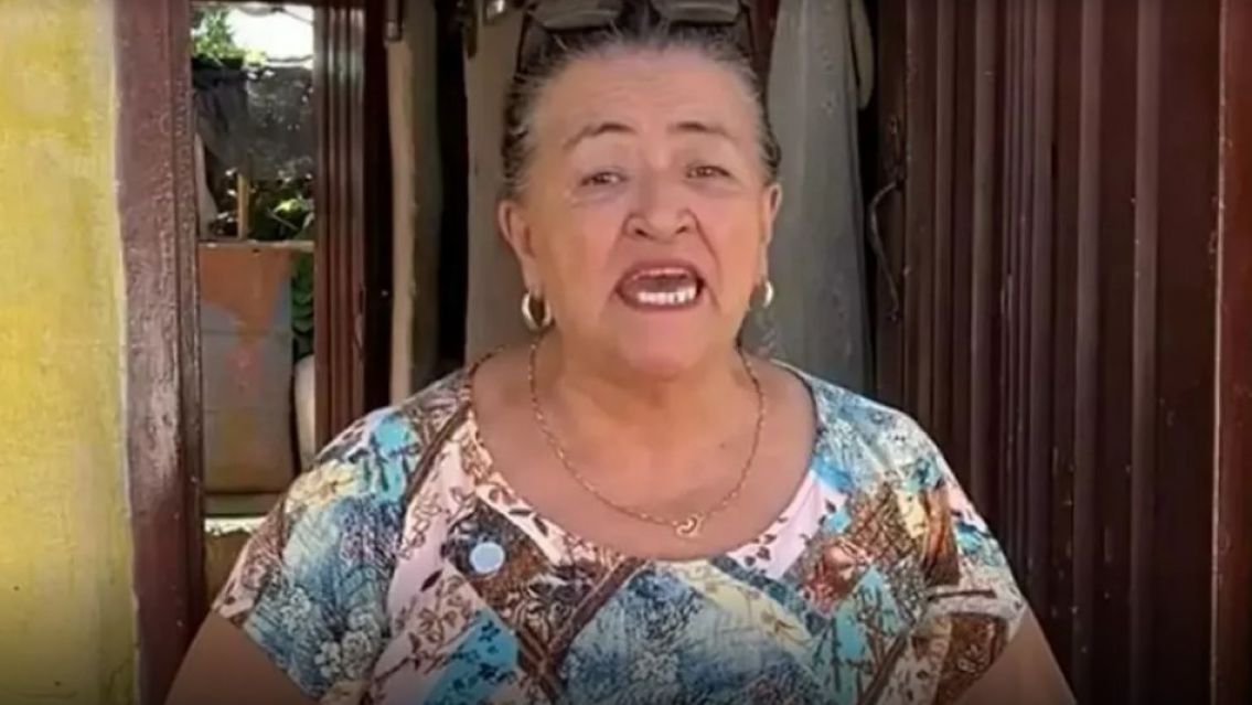 Se puso a vender "chismes de barrio" y le fue tan bien que se compró dos casas