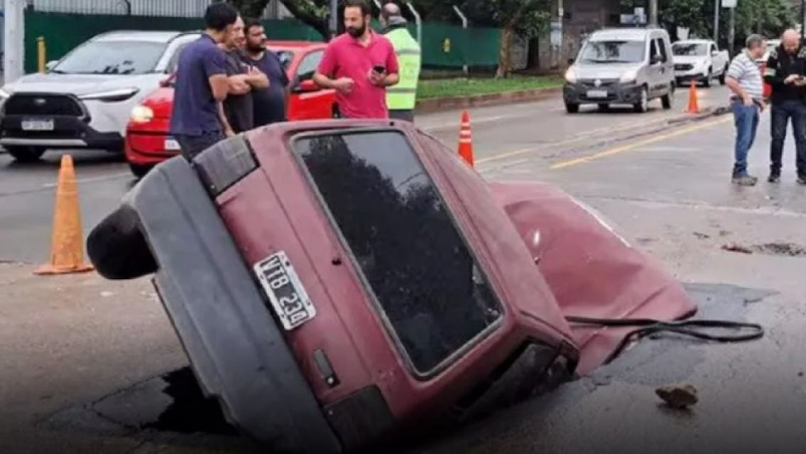 Cayó un hombre con su auto en un pozo mientras manejaba: casi no la cuenta