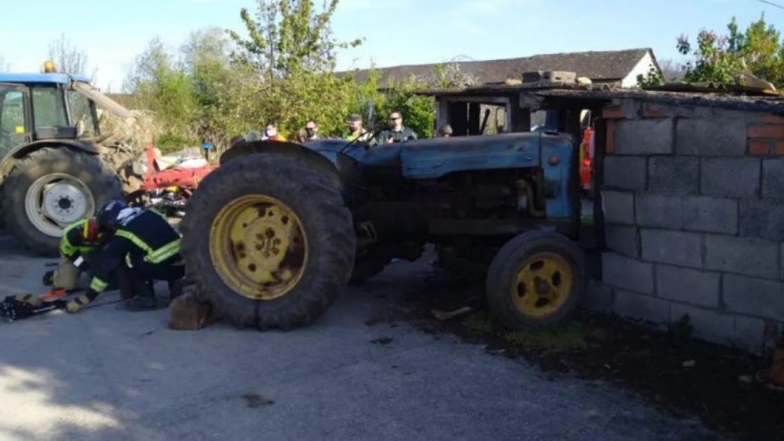 Juje�o machado le apunt� a una casa y la perfor� con un tractor