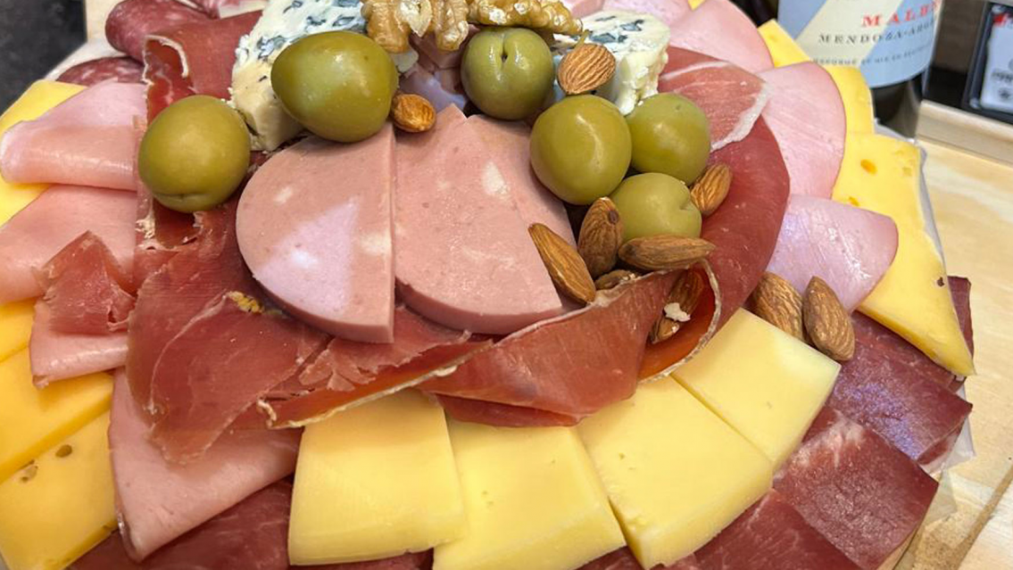 Volc� un cami�n que transportaba fiambres y lo dejaron pelado