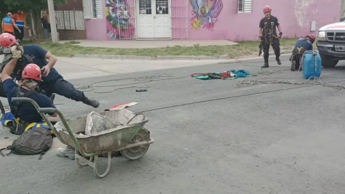 Dos operarios murieron ahogados en una cloaca