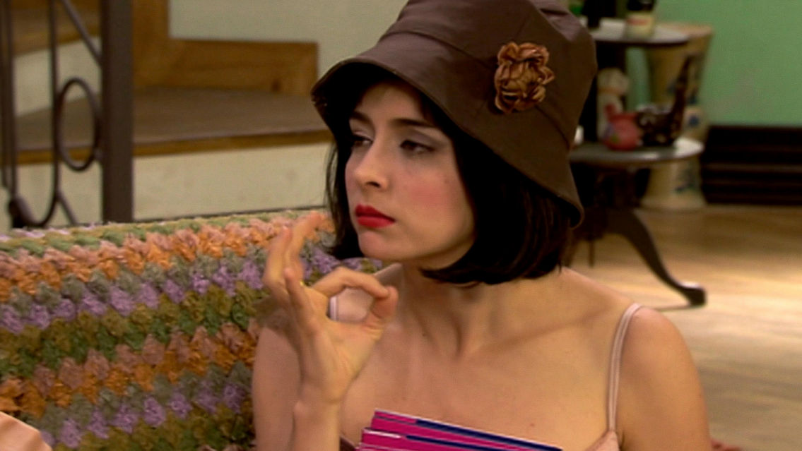 Mar�a Elena Fuseneco irreconocible, pelo largo, rulos y muchas canas