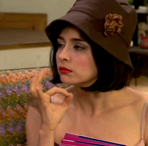 María Elena Fuseneco irreconocible, pelo largo, rulos y muchas canas