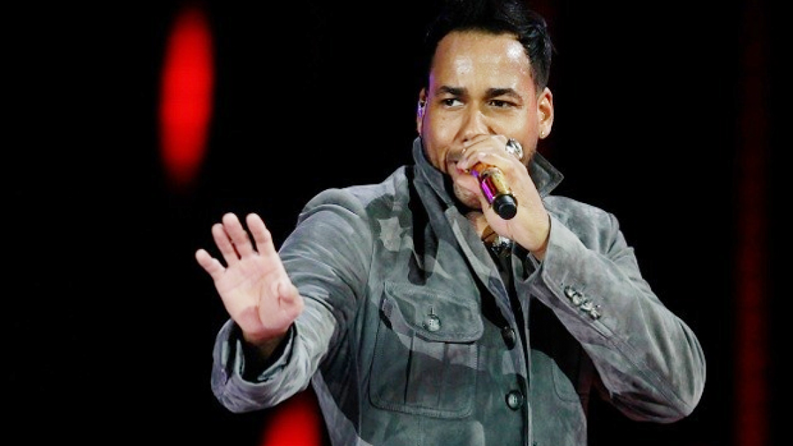 "Permiso", la actitud de Romeo Santos con una fan argentina que subi� al escenario