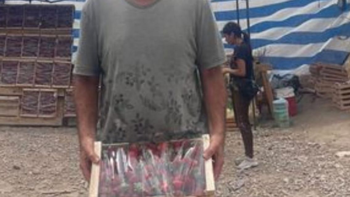 Mega famoso participó en la recolección de frutillas en Jujuy