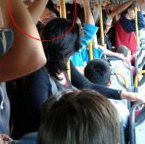 Abuelo juje&ntilde;o aprovech&oacute; que el colectivo estaba lleno para desubicarse con una chica que tiene retraso madurativo