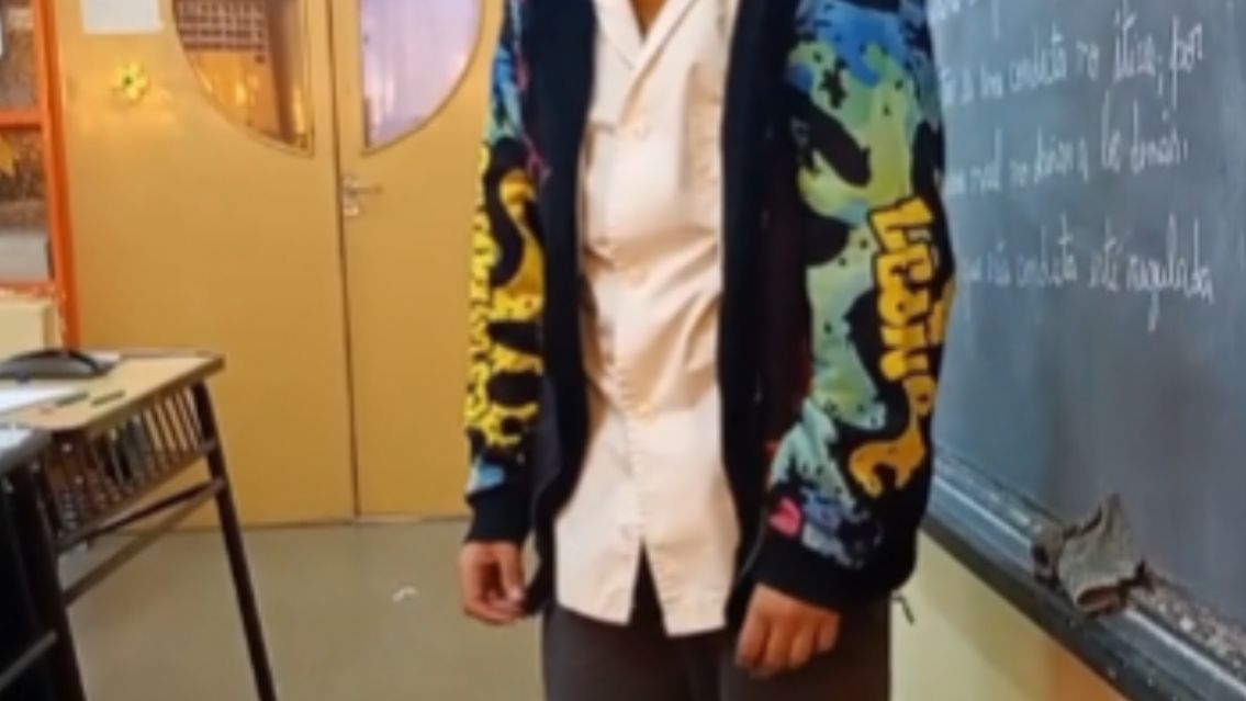 Un changuito se par� delante de su se�o y la dej� helada: la mujer termin� llorando