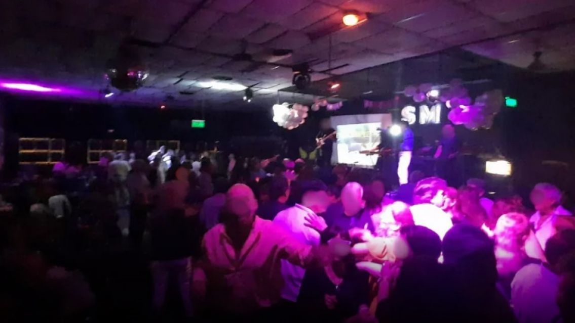 Gritos y corridas: 'cachetearon' a un cantante a la salida de un boliche