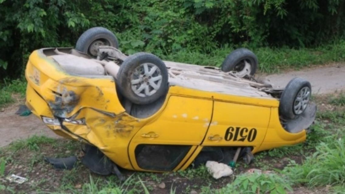 Brutal vuelco de un remis en la colectora de la ruta 66