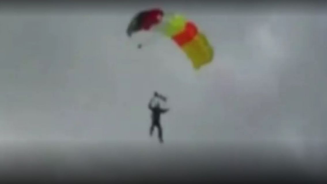 [URGENTE] Un paracaidista habr�a ca�do sobre el techo de un corral�n 