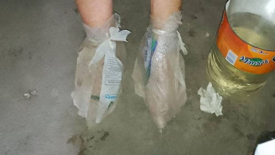 C�mo ayudar a la abuela juje�a que usa bolsas en los pies: Est� completamente sola