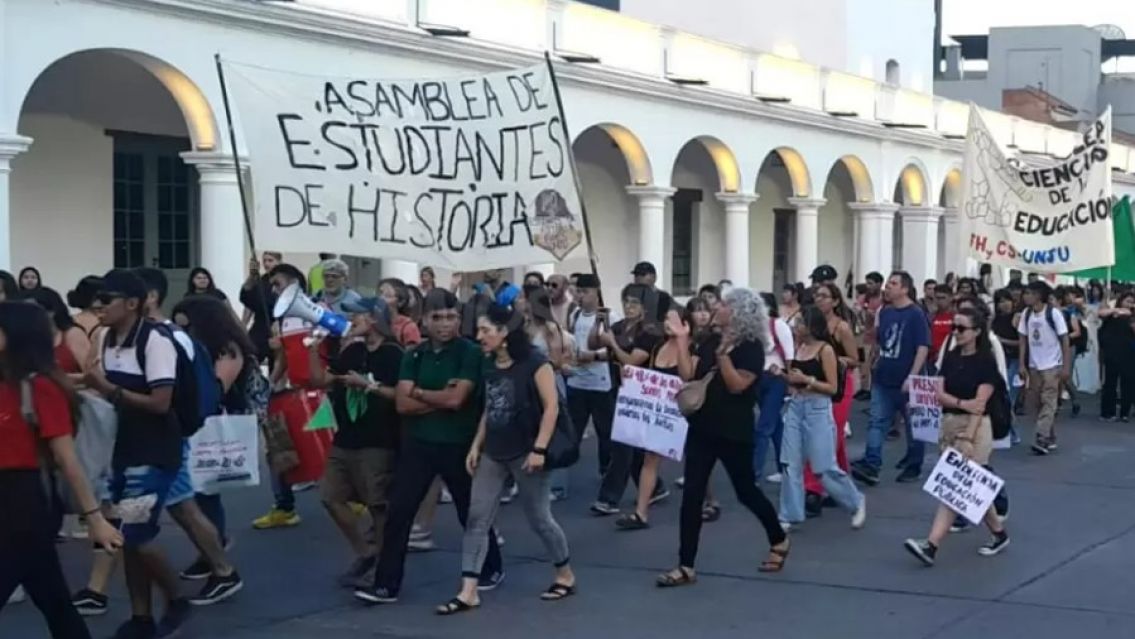 Estudiantes universitarios realizaron una nueva marcha por el centro de la capital juje�a