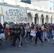 Estudiantes universitarios realizaron una nueva marcha por el centro de la capital jujeña