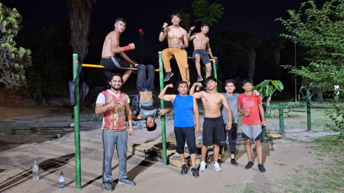 CALISTENIA: el deporte que es furor en Jujuy y se practica de noche