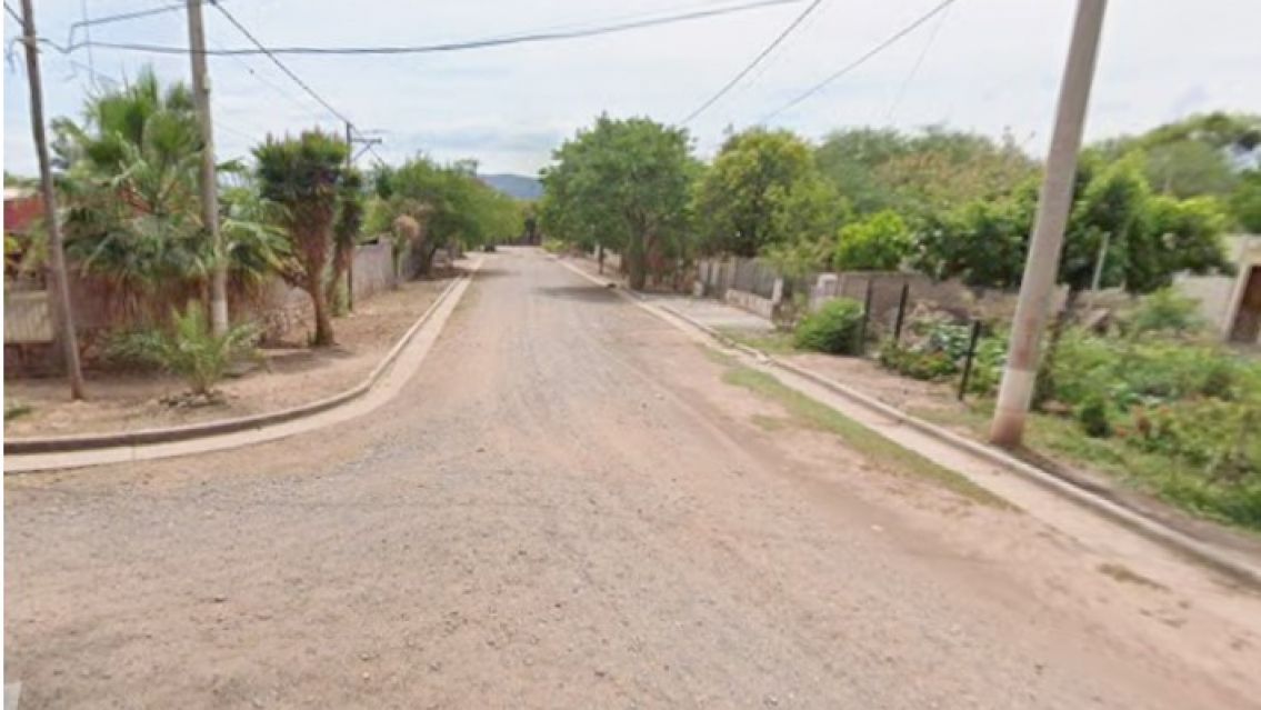 Esc�ndalo total: polic�a borracho se durmi� en plena calle