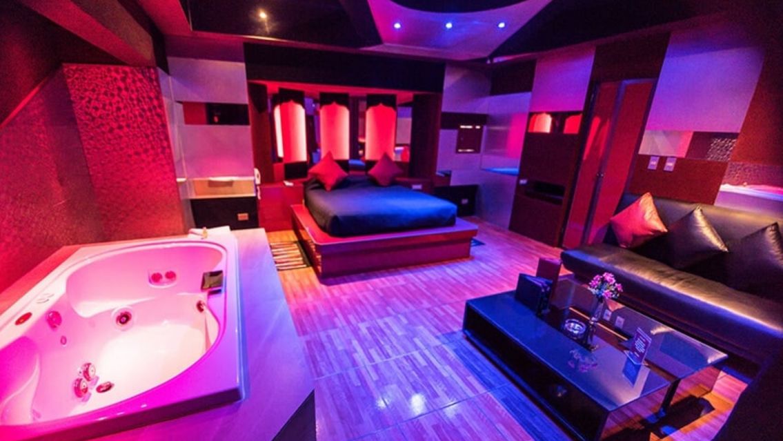 Vieron a un ex GH saliendo de un telo con la mamá de un famoso