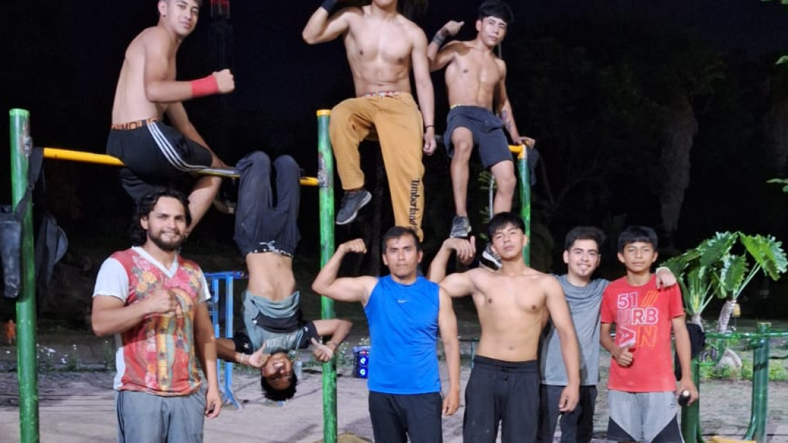 Enseñan calistenia gratis en Palpalá, estos chicos son un ejemplo