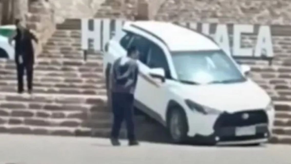 Bajó las escaleras del Monumento a la Independencia en auto y quedó atascado