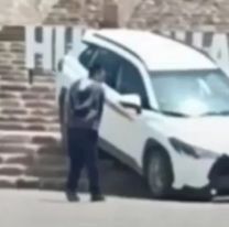 Baj&oacute; las escaleras del Monumento a la Independencia en auto y qued&oacute; atascado