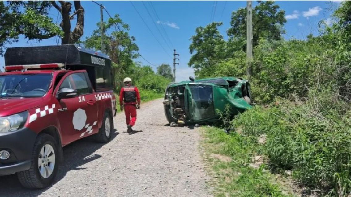 Perdi� el control, volc� y lo encontraron deambulando