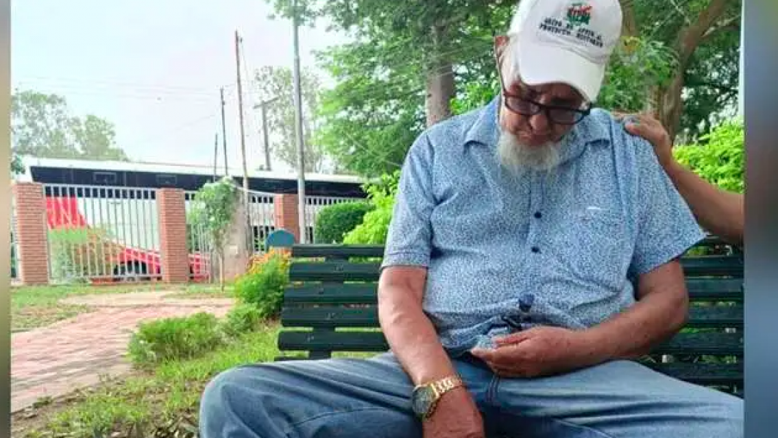 Encontraron un abuelito inconsciente a la salida del banco: "Lo intoxicaron"