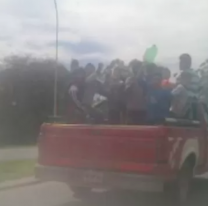 Terrible: juje&ntilde;ito cay&oacute; de la caja de una camioneta y ahora lucha por su vida