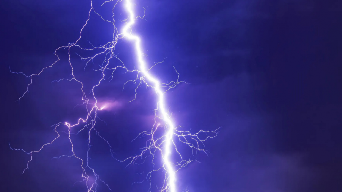 Policía fue alcanzado por un rayo y está grave: tiene solo 23 años