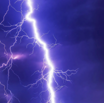 Un rayo cayó en medio de partido de fútbol y falleció un jugador: varios heridos