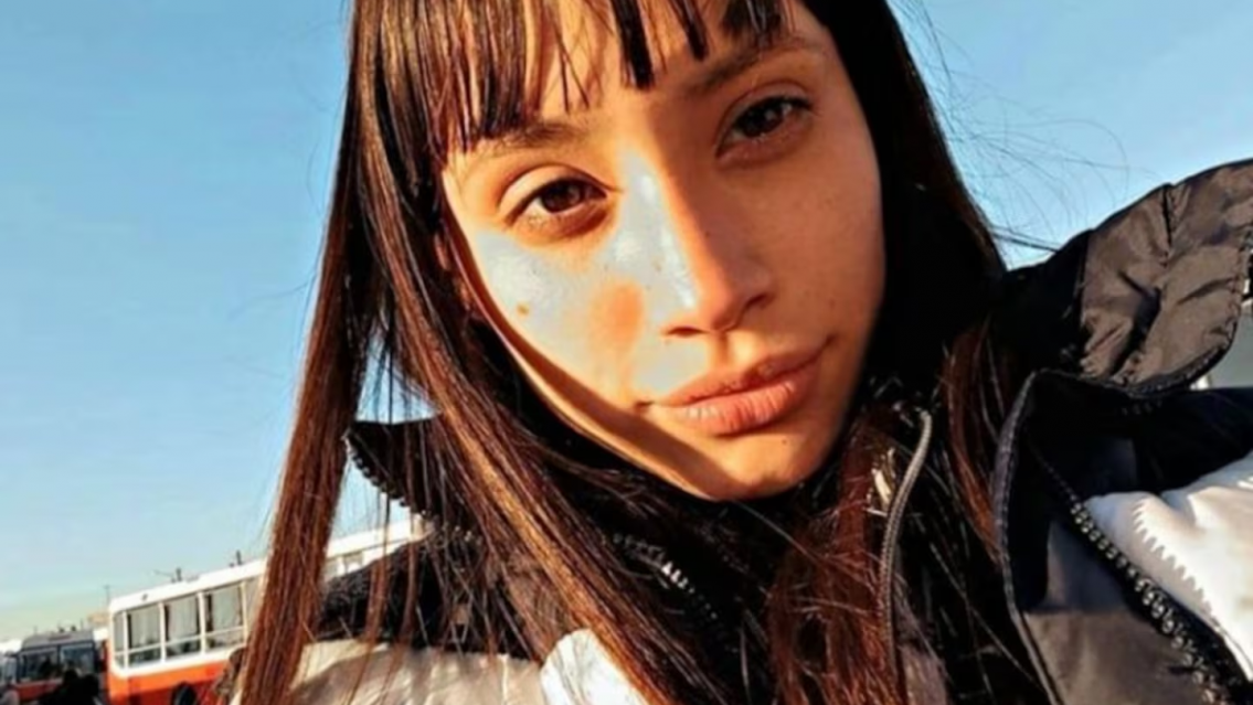 Apareci� carbonizada en su cama y la autopsia dice que la mataron a pu�aladas