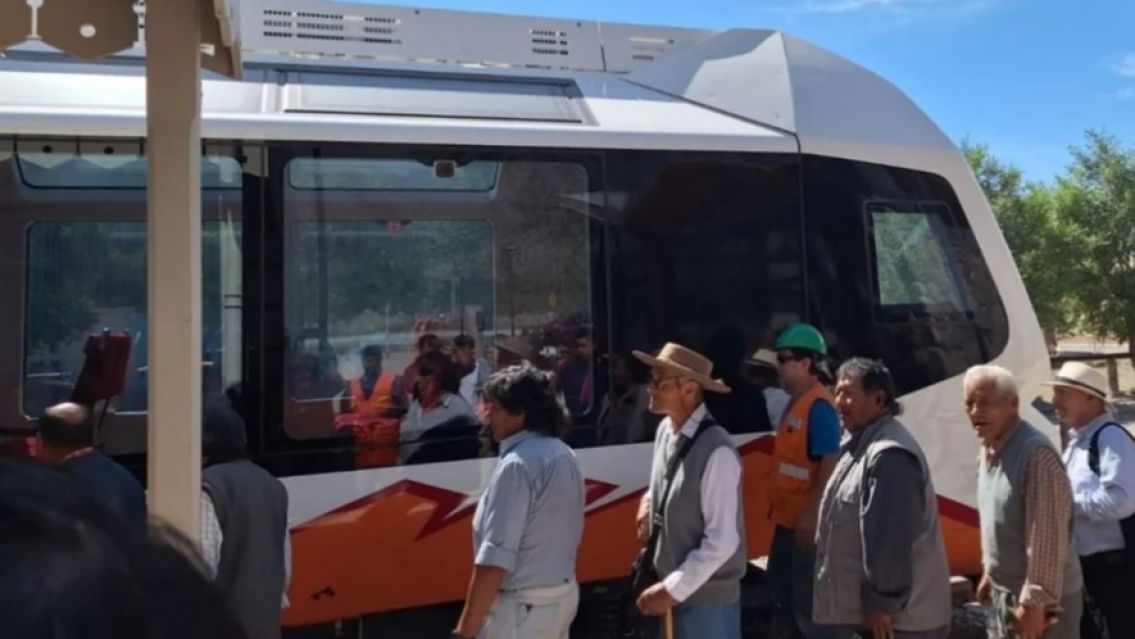 Un auto chocó al tren solar en el ingreso al pueblo de Purmamarca.