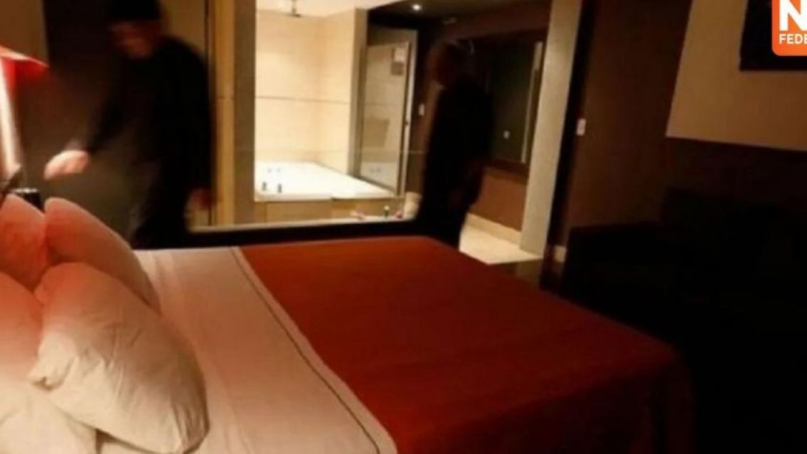 Encontraron a un policía jujeño entrando a un motel con una mujer desmayada