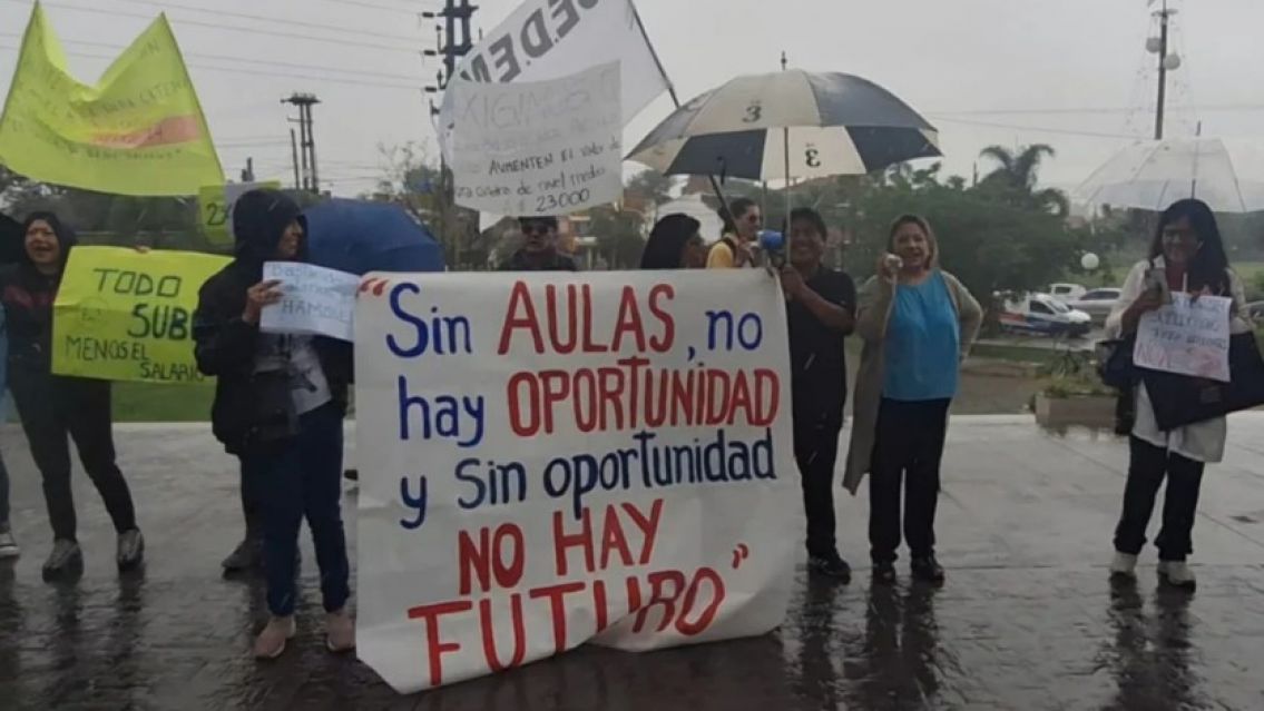 Docentes jujeños realizaron cartelazos en toda la provincia: "Salario digno"